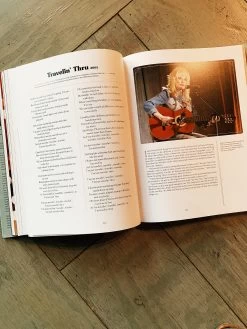 Dolly Parton, Songteller: My Life In Lyrics -Fashion Home Store IMG 8777 5c25f158 fe7b 4a91 a1f2 ebb033531562