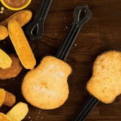 Lodge: Guitar Skillet -Fashion Home Store LGSK Guitar Skillet Lifestyle2 WEB 800x800 ec122949 50c9 4a11 aa23 2a60861524ec